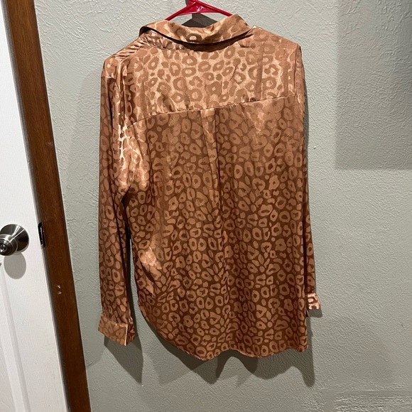 Hem and Thread Chic Leopard Print Button-Up Blouse Size M EUC Golden Brown - Picture 3 of 3